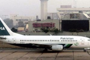 Pakistan, il 40% dei piloti in servizio usa licenze false: ministro ferma 150 piloti dopo incidente aereo