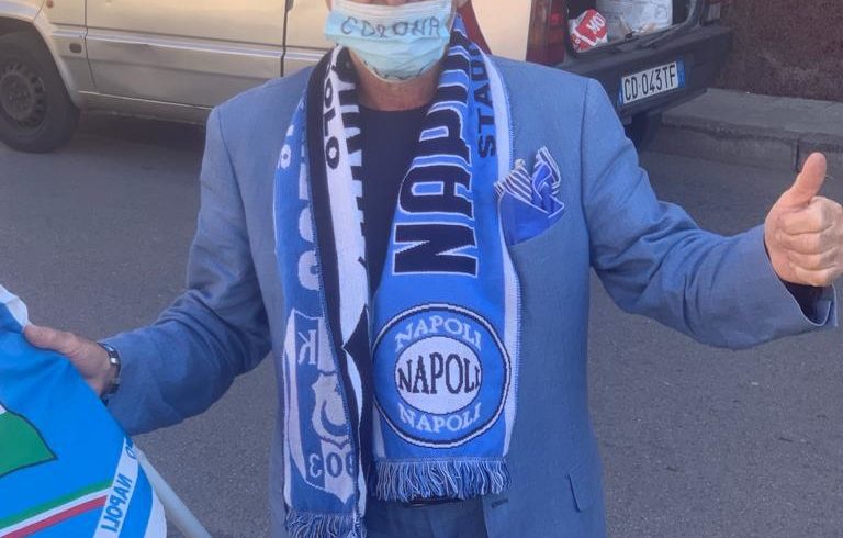 Adrano, il napoletanissimo Michele festeggia la vittoria in Coppa Italia della squadra del cuore