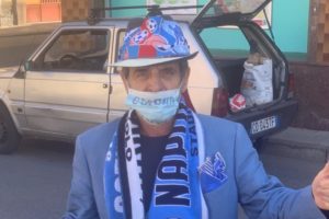 Adrano, il napoletanissimo Michele festeggia la vittoria in Coppa Italia della squadra del cuore