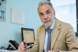 Coronavirus, Remuzzi: “I nuovi casi hanno una carica virale molto bassa, non contagiosa”