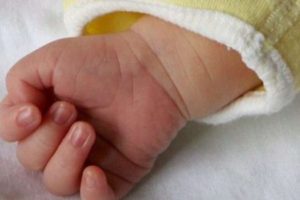 Catania, uccise il figlio di 3 mesi in preda a raptus: mamma di 28 anni condannata a dieci anni