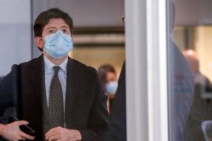 Scuola, il ministro Speranza: “Ingressi scaglionati per evitare assembramenti. Mascherine sopra i 6 anni”