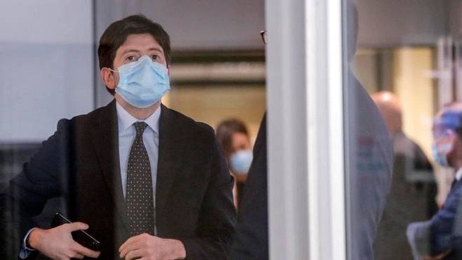 Scuola, il ministro Speranza: “Ingressi scaglionati per evitare assembramenti. Mascherine sopra i 6 anni”