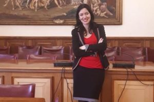 Scuola, il ministro Azzolina: “Ingressi scaglionati. Servono più spazio e più docenti”