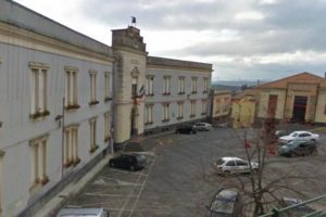 Castel di Iudica, botte al vicino che non sopportano: padre e figlio finiscono ai domiciliari