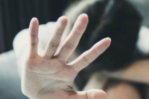 Ragazzina violentata da 3 coetanei nel bagno di casa: in un video la prova della violenza