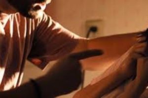 Stacca un orecchio a rivale durante una lite: arrestato per lesioni permanenti