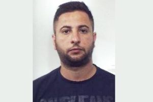 Nicolosi, spacciava droga a bordo della propria auto: 33enne arrestato in flagranza