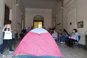 Catania, nove persone denunciate dopo protesta ai Servizi Sociali: giovani del centro sociale montarono una tenda
