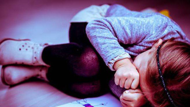 A Viagrande gli assistenti sociali scoprono un ‘mostro’ di madre: 23enne maltrattava figlioletta e soggiogava familiari