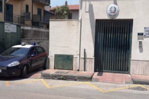 S. Pietro Clarenza, con l’auto investe 55enne in motociclo e poi fugge via: 28enne denunciata per lesioni personali