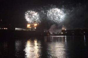 Ha fatto esplodere i fuochi d'artificio nel lungomare di Catania in segno di buon auspicio per il suo futuro matrimonio: è quanto egli stesso ha dichiarato spontaneamente alla Polizia che lo ha denunciato per accensioni ed esplosioni pericolose.