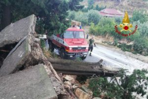 Bomba d’acqua tra Ramacca e Scordia: Vigili del fuoco salvano anziano in auto