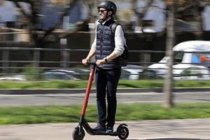 Obbligo del casco per chi guida un monopattino: lo chiede l’assessore lombardo alla Sicurezza dopo l’ennesimo incidente