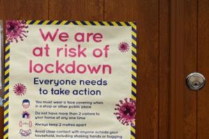 Coronavirus, a Manchester le autorità vietano le riunioni in casa tra famiglie diverse