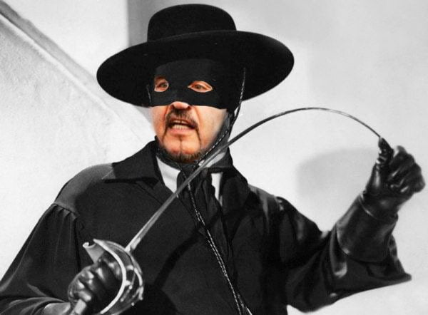 Paternò, la bufera dentro Fratelli d’Italia e la maschera di Zorro: l’identità intermittente dei partiti di maggioranza