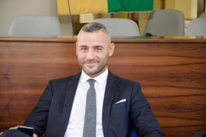 Si dimette dall’esecutivo provinciale del Pd e lascia il Partito Democratico Salvo Di Caro, consigliere comunale di Ragalna. In una lettera indirizzata ai segretari regionale e provinciale del Pd, Barbagallo e Villari, e al presidente dell’assemblea provinciale Ersilia Saverino, Di Caro annuncia la propria decisione. “Ho contribuito sempre - scrive - dando il mio contributo, piccolo o grande che sia stato per il partito, sacrificando il mio tempo, i miei affetti, le mie capacità intellettuali e organizzative. Questo l’ho fatto con grande convinzione e abnegazione e sono giunto a questa scelta importante dopo aver riflettuto su tutte le volte che questo stesso partito mi ha messo da parte e di certo non può essere un ripiego o un piccolo contentino l’avermi inserito all’interno del direttivo esecutivo provinciale, ma la gente va rispettata sempre e non solo durante le campagne elettorali per poi sparire l’indomani”. Nella lettera l’esponente politico preannunciare anche l’addio al Pd: “La politica con la P maiuscola deve fare marcia indietro, tornare a parlarsi e a trovare soluzioni. Ho voglia di fare politica per il bene della città, credo di poter fornire un supporto di idee per il bene comune. Non è possibile fare politica all’interno di un partito che da troppo tempo si trascina una lunga catena di azioni e situazioni tendenti solo al posizionamento personale”.