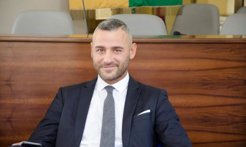 Si dimette dall’esecutivo provinciale del Pd e lascia il Partito Democratico Salvo Di Caro, consigliere comunale di Ragalna. In una lettera indirizzata ai segretari regionale e provinciale del Pd, Barbagallo e Villari, e al presidente dell’assemblea provinciale Ersilia Saverino, Di Caro annuncia la propria decisione. “Ho contribuito sempre - scrive - dando il mio contributo, piccolo o grande che sia stato per il partito, sacrificando il mio tempo, i miei affetti, le mie capacità intellettuali e organizzative. Questo l’ho fatto con grande convinzione e abnegazione e sono giunto a questa scelta importante dopo aver riflettuto su tutte le volte che questo stesso partito mi ha messo da parte e di certo non può essere un ripiego o un piccolo contentino l’avermi inserito all’interno del direttivo esecutivo provinciale, ma la gente va rispettata sempre e non solo durante le campagne elettorali per poi sparire l’indomani”. Nella lettera l’esponente politico preannunciare anche l’addio al Pd: “La politica con la P maiuscola deve fare marcia indietro, tornare a parlarsi e a trovare soluzioni. Ho voglia di fare politica per il bene della città, credo di poter fornire un supporto di idee per il bene comune. Non è possibile fare politica all’interno di un partito che da troppo tempo si trascina una lunga catena di azioni e situazioni tendenti solo al posizionamento personale”.