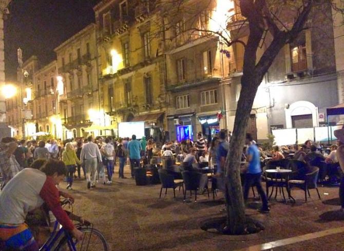 Movida sotto osservazione e soprattutto la promiscuità dei giovani impegnati a trascorrere le notti in discoteca, dopo che un diciassettenne che aveva trascorso la sera a ballare all'Afrobar alla Plaia di Catania si è presentato con la tosse in ospedale dove gli e' risultato positivo al Coronavirus.