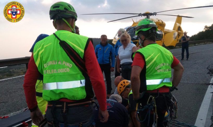 Zafferana Etnea, soccorritori del Sass salvano turista milanese precipitato nella Grotta dei Tre Livelli: sospetta frattura alla gamba