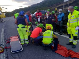 Zafferana Etnea, soccorritori del Sass salvano turista milanese precipitato nella Grotta dei Tre Livelli: sospetta frattura alla gamba