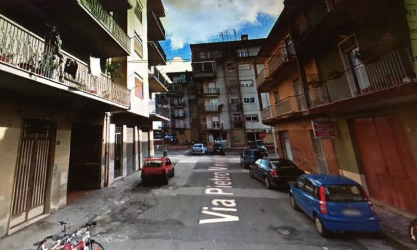 Caltagirone, donna trovata morta nell’androne di un condominio: si stava separando dal marito
