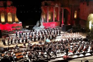 Taormina, che spettacolo i Carmina Burana al Teatro Greco: orchestra e coro del ‘Bellini’ di Catania
