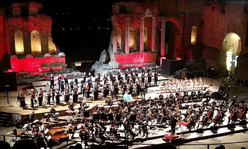 Taormina, che spettacolo i Carmina Burana al Teatro Greco: orchestra e coro del ‘Bellini’ di Catania