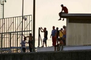 Messina, migranti di nuovo in fuga dall’ex caserma Gasparro. Il sindaco: “Il 28 chiudo senza se e senza ma”