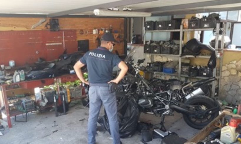 Catania, a Librino Polizia scopre officina abusiva con moto e autoricambi rubati: denunciate 2 persone