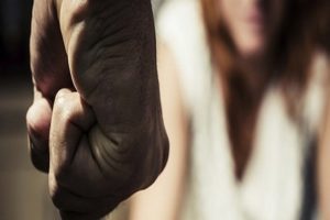 Vizzini, 14enne picchia la madre per gelosia dei fratelli e minaccia i carabinieri: ora è in comunità