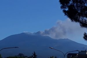 Etna in movimento con modesta ricaduta di cenere: lievi ritardi per i voli in arrivo al Fontanarossa