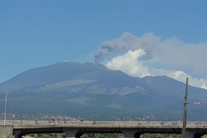 Etna, attività stromboliana a fasi alterne: s'intensifica l'emissione di cenere