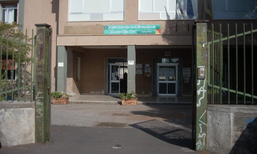 Adrano, incontro Comune-sindacati per la riapertura delle scuole: arrivati i banchi monoposto