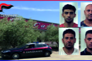 Belpasso, 4 paternesi arrestati in flagranza: stavano svuotando il deposito di un supermercato