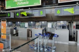 Catania, impiegato aeroporto chiedeva soldi per imbarcare bagagli pesanti: denunciato da un viaggiatore
