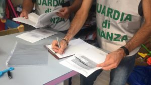Misterbianco, GdF sequestra oltre 90 mila prodotti scolastici e giocattoli contraffatti: denunciato il grossista