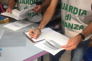 Misterbianco, GdF sequestra oltre 90 mila prodotti scolastici e giocattoli contraffatti: denunciato il grossista