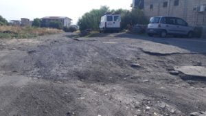 Paternò, trappole per i pedoni molte strade malandate: in via Carso donna cade in una grossa buca
