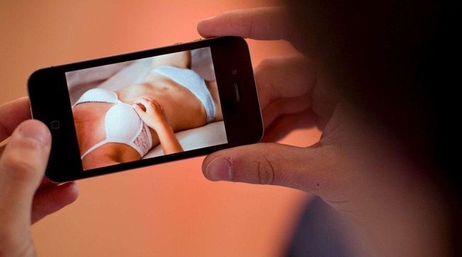 Pedopornografia, foto e video hard di minori su whatsapp: 6 indagati. Madre scopre smartphone figlia e denuncia
