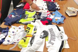 Caltagirone, al mercatino vendeva baby-abiti di qualità rubati a Nicolosi: denunciato commerciante 34enne