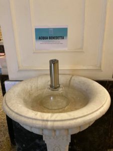 Sant'Alfio, nella chiesa dei 3 santi torna l’acqua benedetta…con il dispenser: una fotocellula fa il ‘miracolo’ 