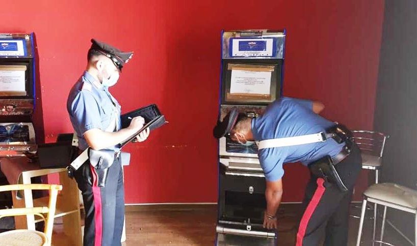 Palagonia, slot machine e ‘sala fumo’ in un pub: a Scordia sanzioni anti-Covid a bar
