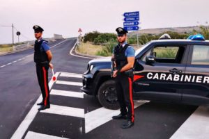 I Carabinieri della Stazione di Mineo hanno arrestato un 39enne e denunciato un 47enne, entrambi di Ramacca, rispettivamente l’uno per violenza e minaccia a pubblico ufficiale, lesioni personali aggravate e porto abusivo di armi od oggetti atti ad offendere, l’altro soltanto per quest’ultimo reato. L’equipaggio della pattuglia stava svolgendo un posto di controllo in località contrada Monaci e, al sopraggiungere di una Fiat Punto di colore bleu, hanno imposto l’alt al guidatore. Immediatamente l’uomo ha loro confidato di non aver con sé i documenti del veicolo ma subito dopo il passeggero che sedeva sull’autovettura, al quale i militari avevano analogamente richiesto la carta d’identità, è andato inspiegabilmente in escandescenze inveendo nei loro confronti “lasciatemi stare non vi do il documento, andatevene altrimenti vi ammazzo, tu sei un …”. I due militari non hanno risposto alle provocazioni dell’uomo seppur veementi ma quest’ultimo, dopo essere repentinamente sceso dall’autovettura, ha preso a calci agli arti inferiori il capo pattuglia. Nonostante i numerosi tentativi di riportare alla ragione l’uomo, invero, si è girato di scatto colpendo nuovamente il militare con dei pugni all’addome ed al capo, prima di essere definitivamente bloccato proprio da quest’ultimo e dal collega accorso in suo aiuto. Nella successiva perquisizione dell’autoveicolo, riposto nella tasca portaoggetti dello sportello anteriore passeggeri, i militari hanno rinvenuto un coltello a serramanico della lunghezza di 16,5 centimetri.