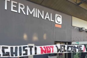 Catania, all’aeroporto spunta lo striscione “Leghisti not welcome”: il 3 ottobre iniziative anti-Salvini preparano