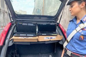 Catania, impiegato 49enne vendeva computer rubati in Piazza Stesicoro: denunciato per ricettazione