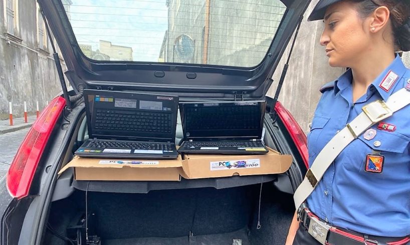 Catania, impiegato 49enne vendeva computer rubati in Piazza Stesicoro: denunciato per ricettazione