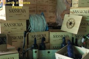 Vino, la truffa del Sassicaia DOC fatto con vino siciliano: arrestate le due ‘menti’ milanesi della falsificazione