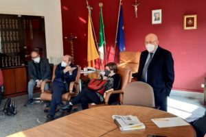 Bronte, sindaco convoca medici di famiglia e ospedalieri dopo aumento contagi: al mercato ingressi contingentati