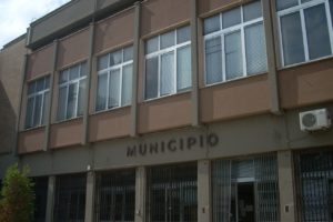 Adrano, Comune chiuso per sanificazione dopo positività dirigente: il Covid fa scoprire ‘micro-discariche’ dentro il Palazzo